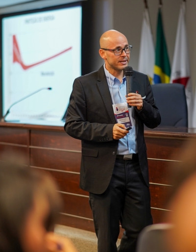Emilio Cura Speaking at Minas Gerais Poultry Symposium